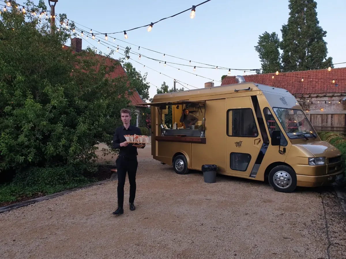 De gouden step-van van Funky Food Factory