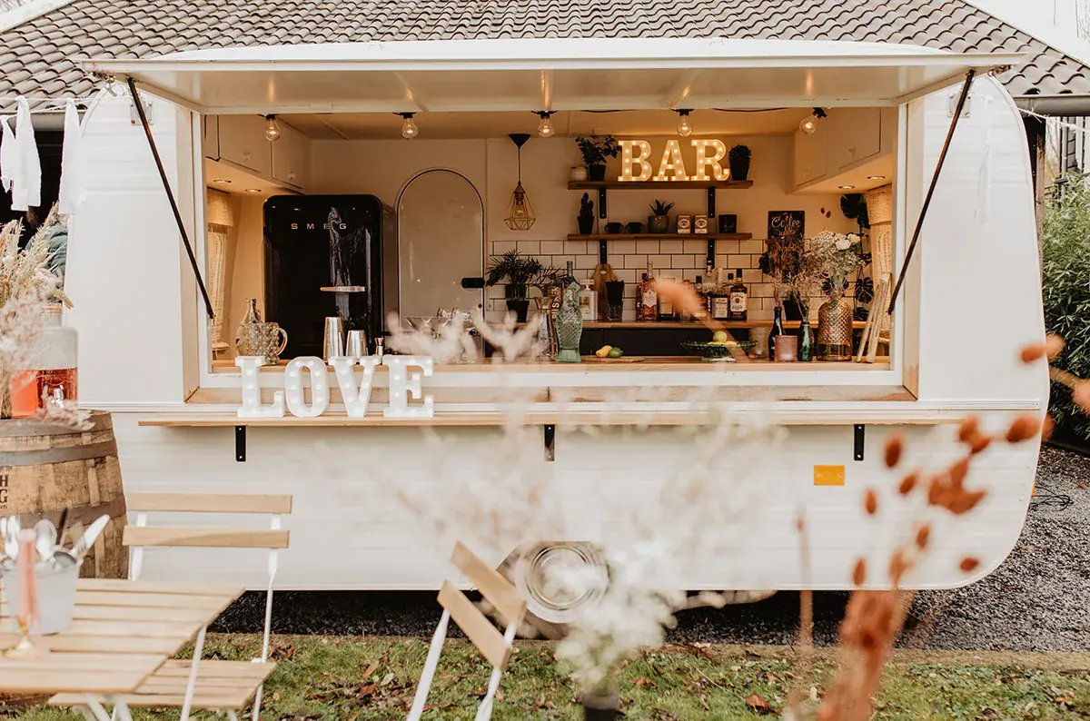De Boutique Trailer Bar van Genieten op Wielen, te huur via Feestkarhuren.nl