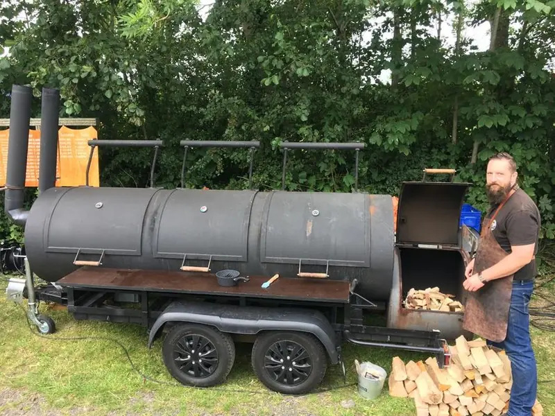 Gewoan lekker, BBQ-foodtruck uit Friesland, te huur via Feestkarhuren.nl