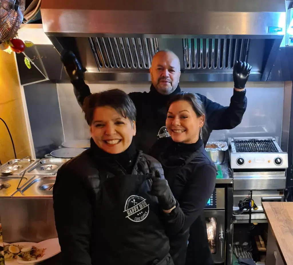 Het team van Happy Indo in de foodtruck