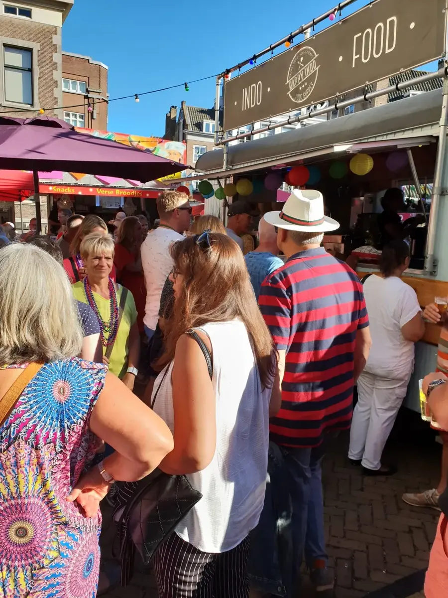 Drukte bij de foodtruck van Happy Indo