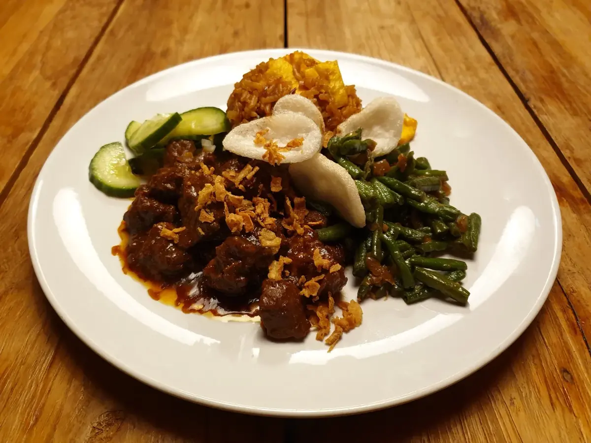 Rijst met rendang en groenten