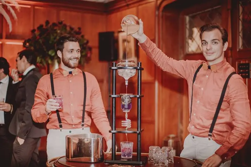 Harvey & Lewis BAR, mobiele cocktailbar uit West-Vlaanderen, te huur via Feestkarhuren.nl
