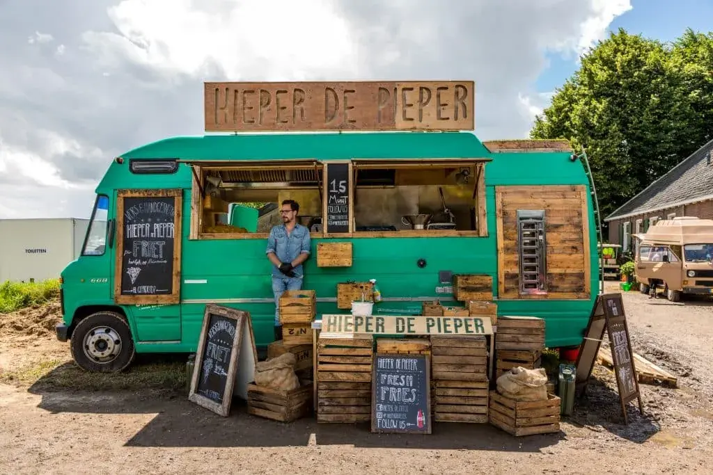 De groene foodtruck van Hieper de Pieper, te huur via Feestkarhuren.nl