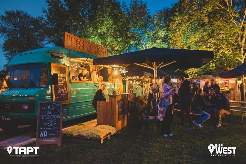 De truck op een avondfestival