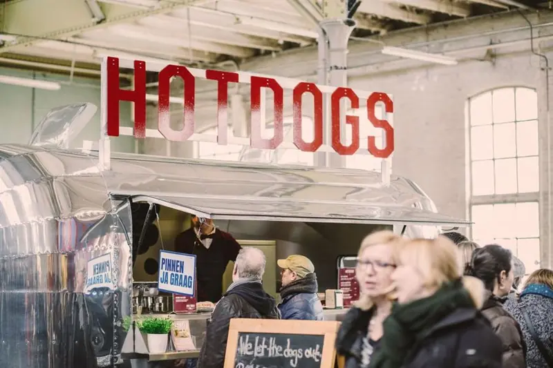Holy Dogs, fastfoodtruck uit Antwerpen, te huur via Feestkarhuren.nl