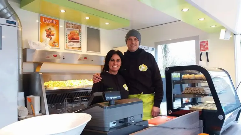 Homefriethome, frietfoodtruck uit Oost-Vlaanderen, te huur via Feestkarhuren.nl