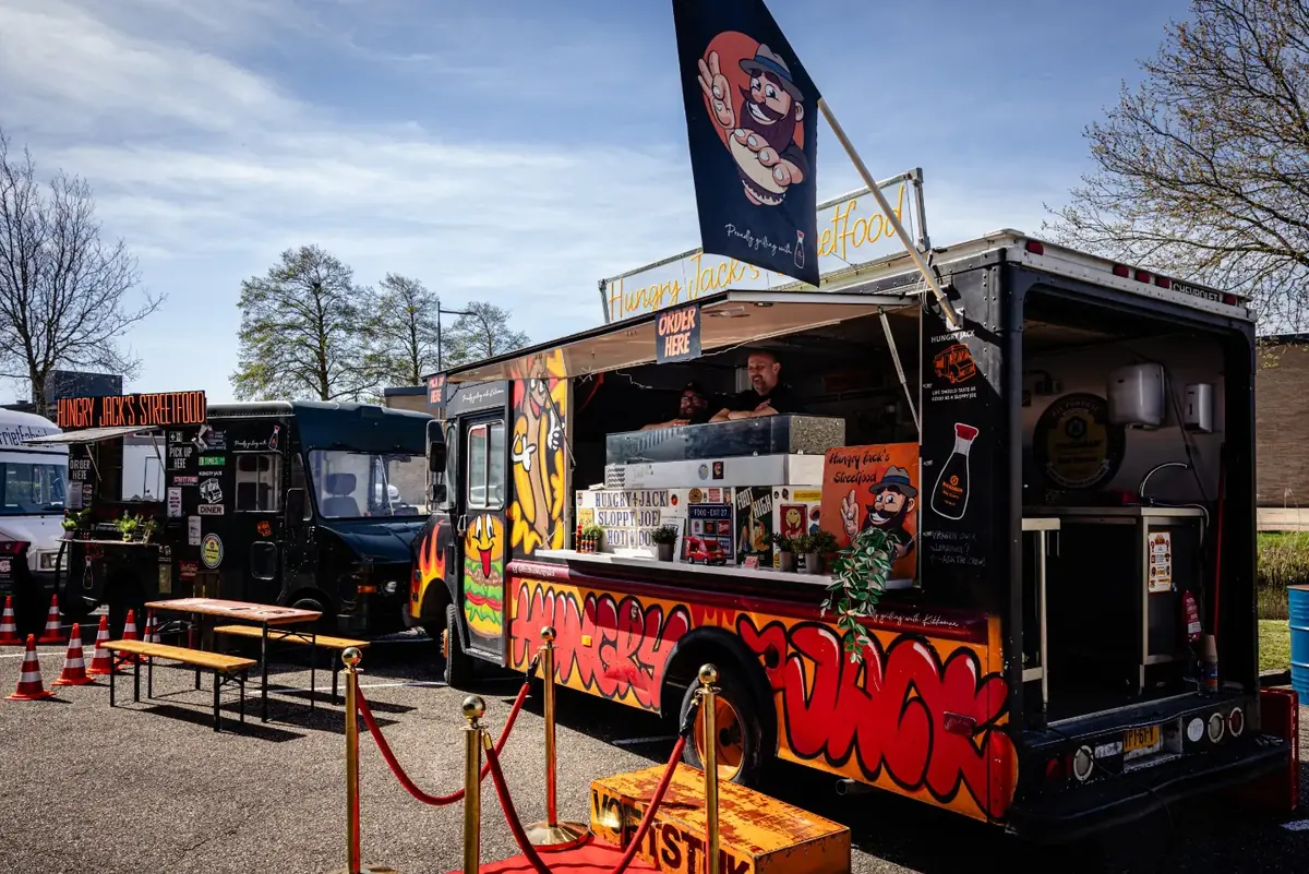 De foodtrucks van Hungry Jack met terras, te huur via Feestkarhuren.nl
