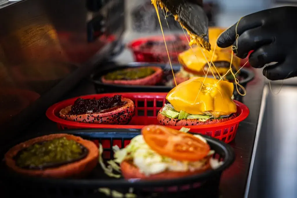 Smashburgers in de maak