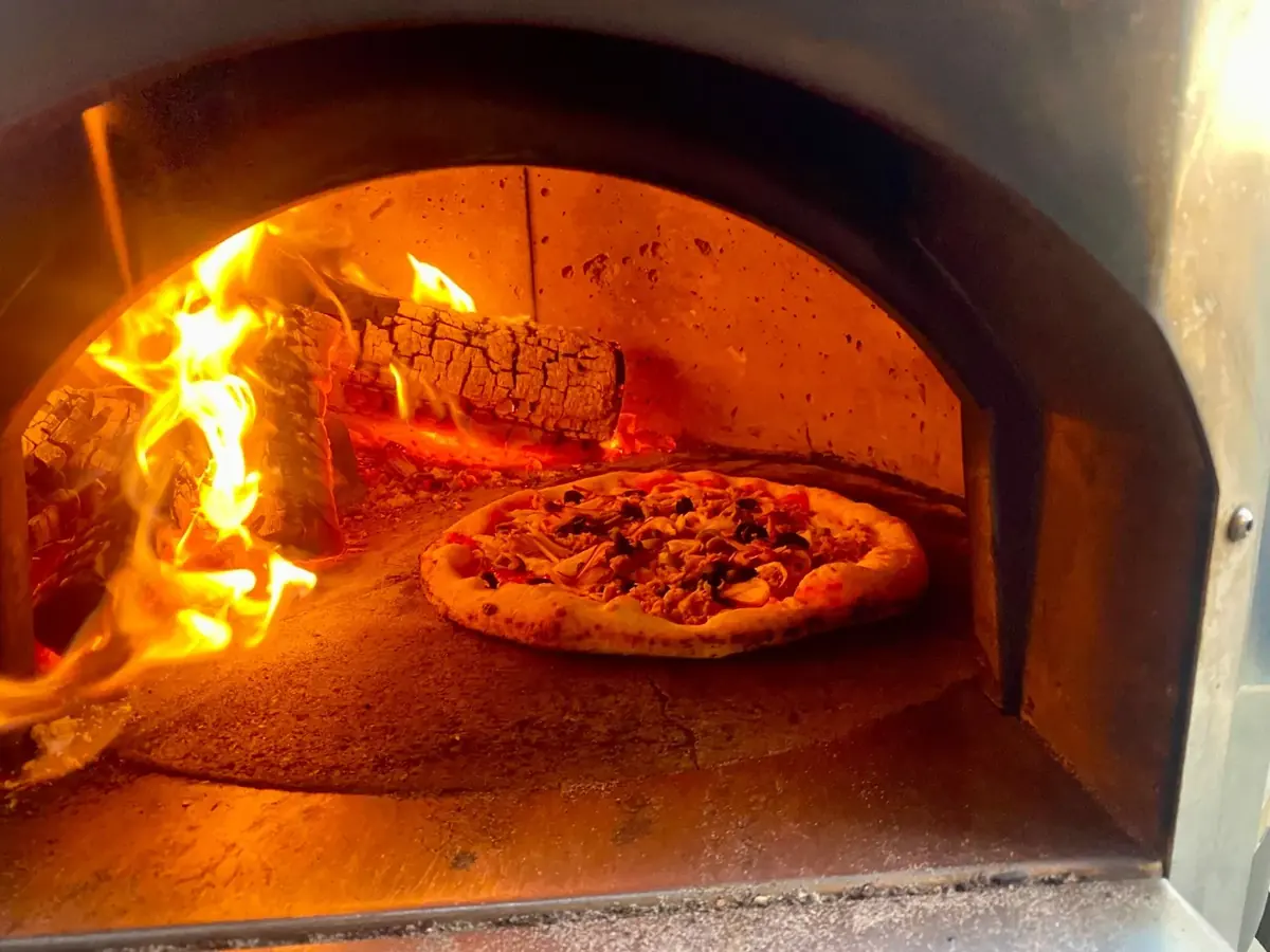Een pizza in de houtgestookte oven van Il Bianco