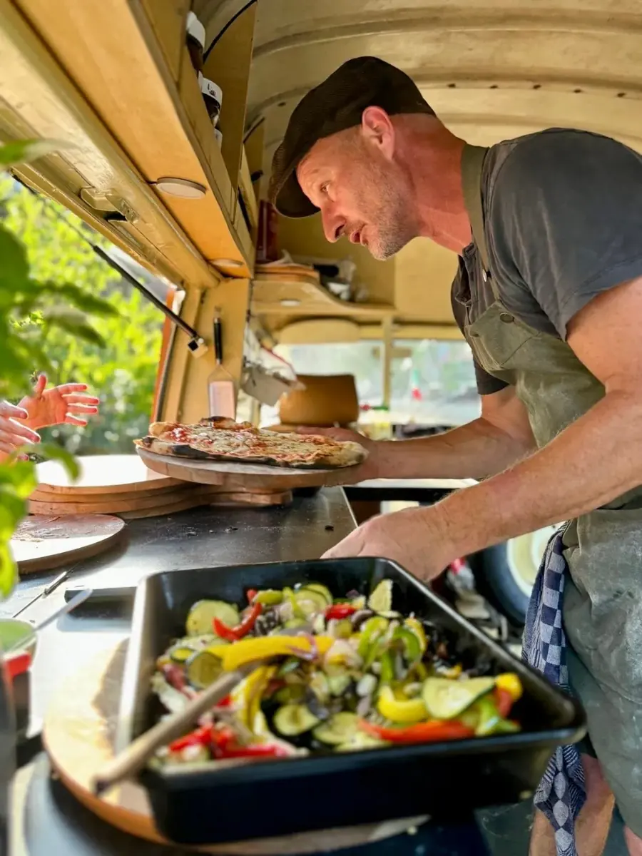 De pizzaiolo aan het werk in de bus