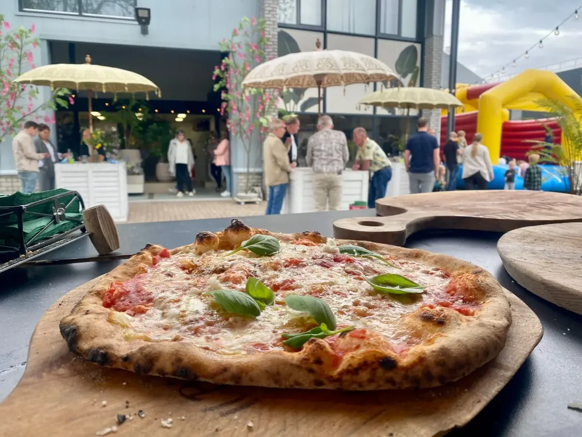Een pizza van Il Bianco op een feest