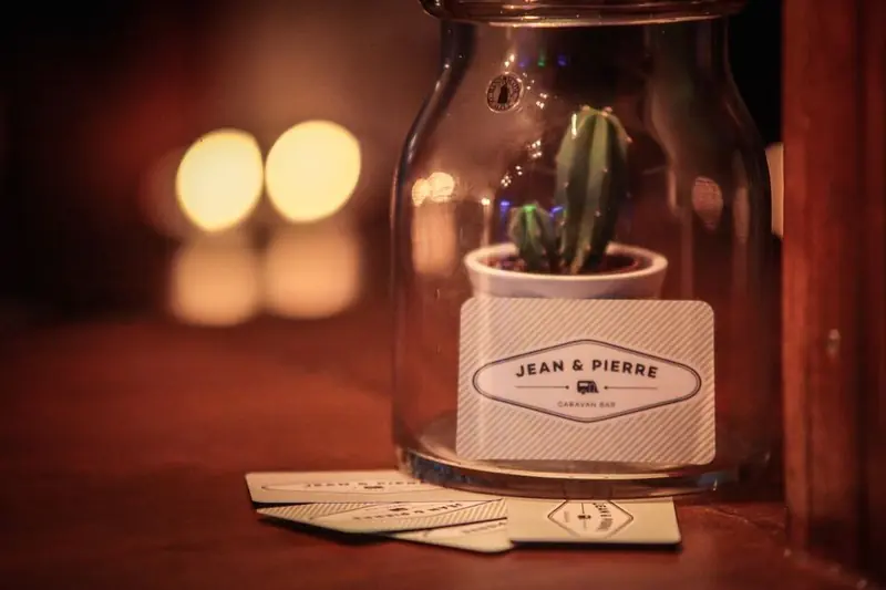 Jean & Pierre Caravanbar, mobiele cocktailbar uit Antwerpen, te huur via Feestkarhuren.nl