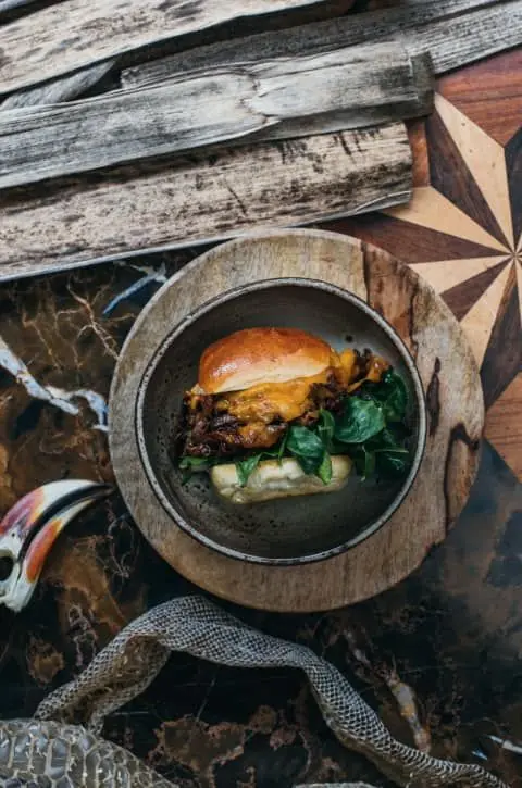Karavaan Streetcatering, foodtruck met wereldkeuken uit Antwerpen, te huur via Feestkarhuren.nl