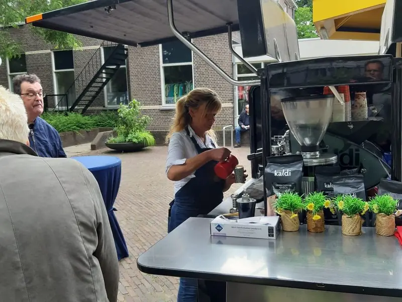 Koffie met LIEFDE en wat lekkers erbij, koffiebar op wielen uit Gelderland, te huur via Feestkarhuren.nl