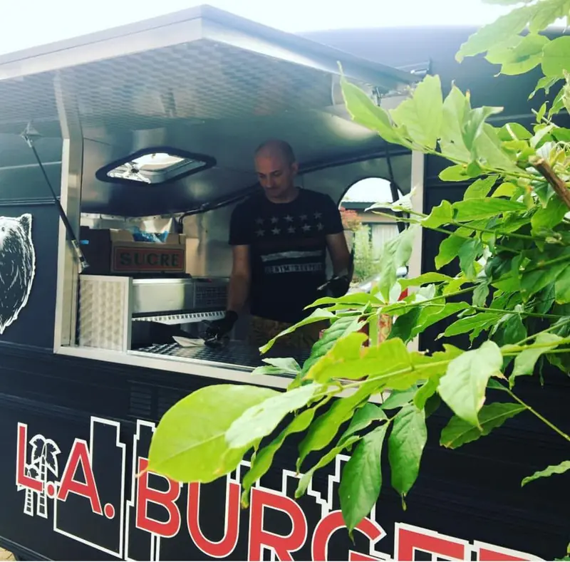 L.A. Burgers, burgertruck uit Antwerpen, te huur via Feestkarhuren.nl