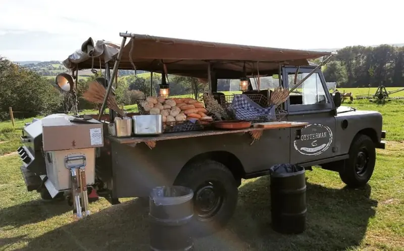 Land Rover Catering, streetfoodtruck uit Zuid-Holland, te huur via Feestkarhuren.nl