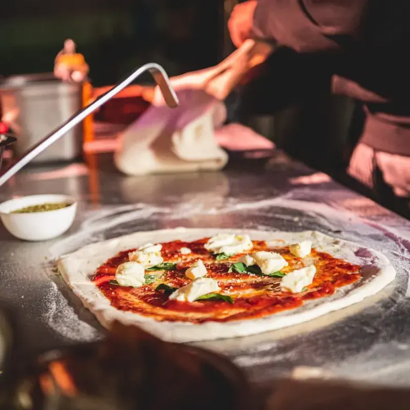 Een pizza wordt belegd