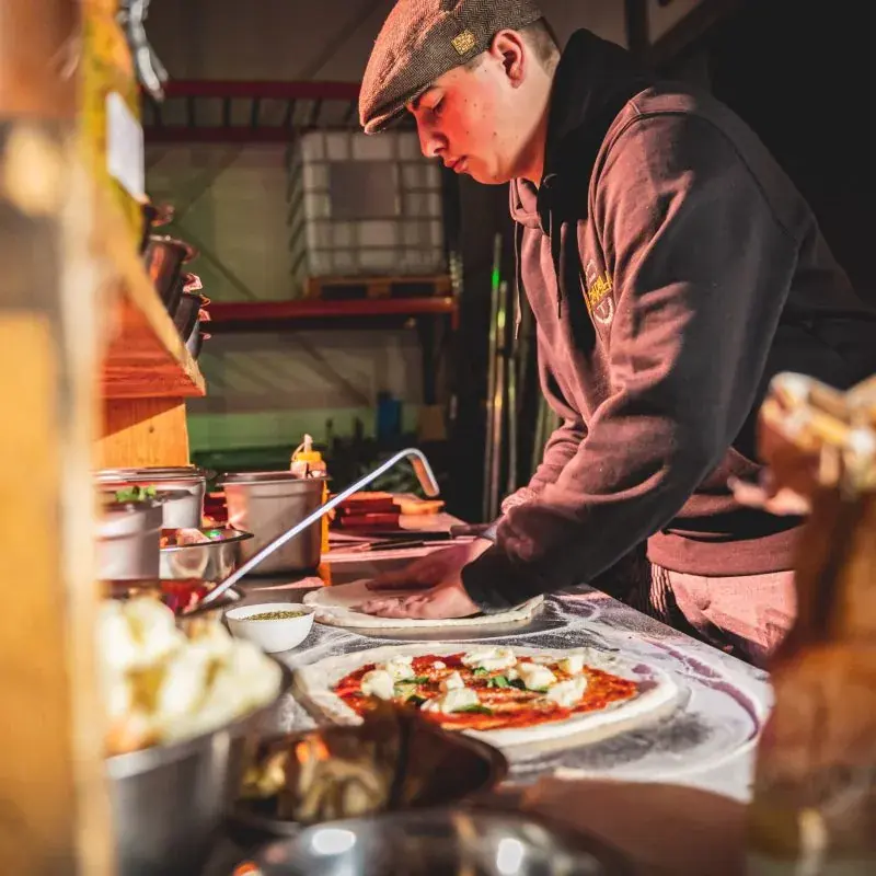 De pizzaiolo aan het werk