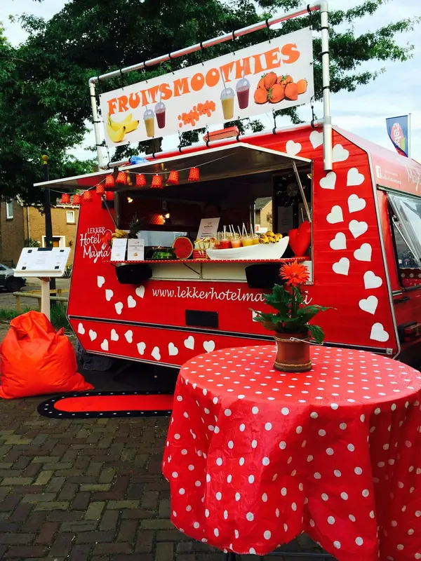 Lekker Hotel Mama, smoothiebar op wielen, te huur via Feestkarhuren.nl