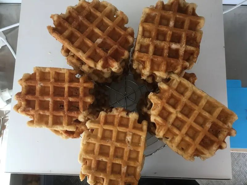 Linds Waffles, foodtruck voor desserten uit West-Vlaanderen, te huur via Feestkarhuren.nl