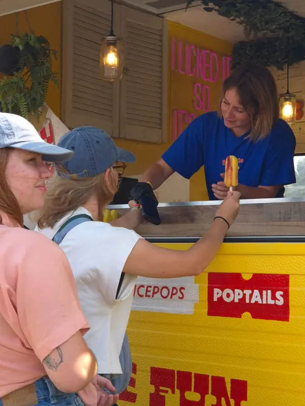 Lookin'ice, ijsfoodtruck uit Antwerpen, te huur via Feestkarhuren.nl