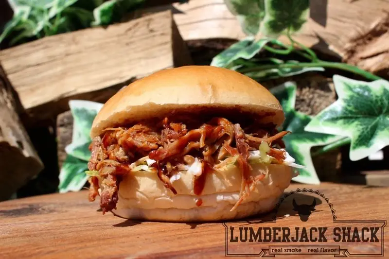 Lumberjack Shack BBQ, BBQ-foodtruck uit Drenthe, te huur via Feestkarhuren.nl