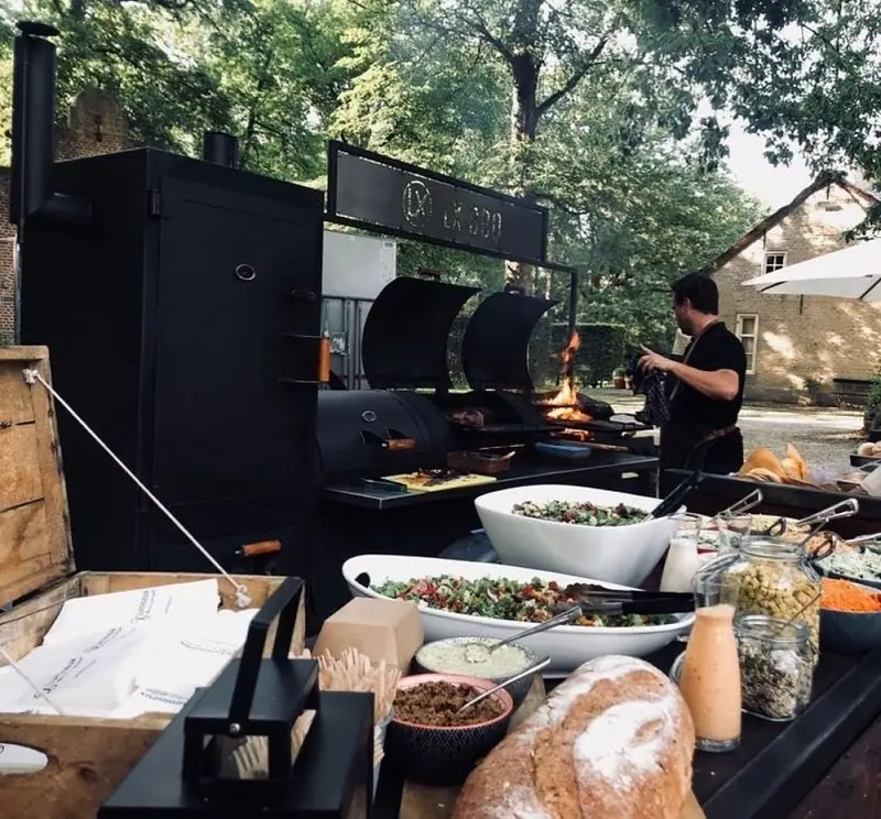 LX Smoker BBQ, BBQ-foodtruck uit Utrecht, te huur via Feestkarhuren.nl