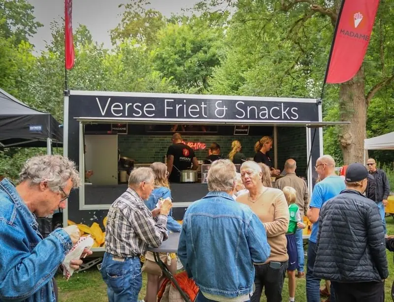 Madame Verse friet & Smash burgers, burgertruck uit Noord-Holland, te huur via Feestkarhuren.nl