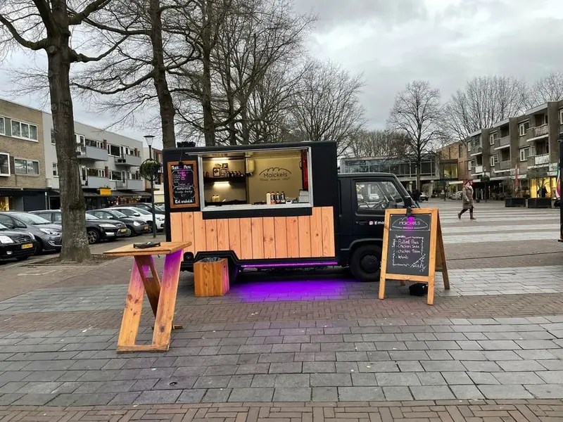 Maickels Broodjes, DJ-booth op wielen uit Noord-Brabant, te huur via Feestkarhuren.nl