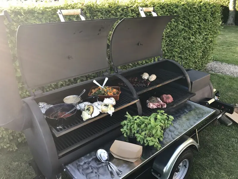 Meals on Wheels Mobile BBQ, BBQ-foodtruck uit Limburg (NL), te huur via Feestkarhuren.nl