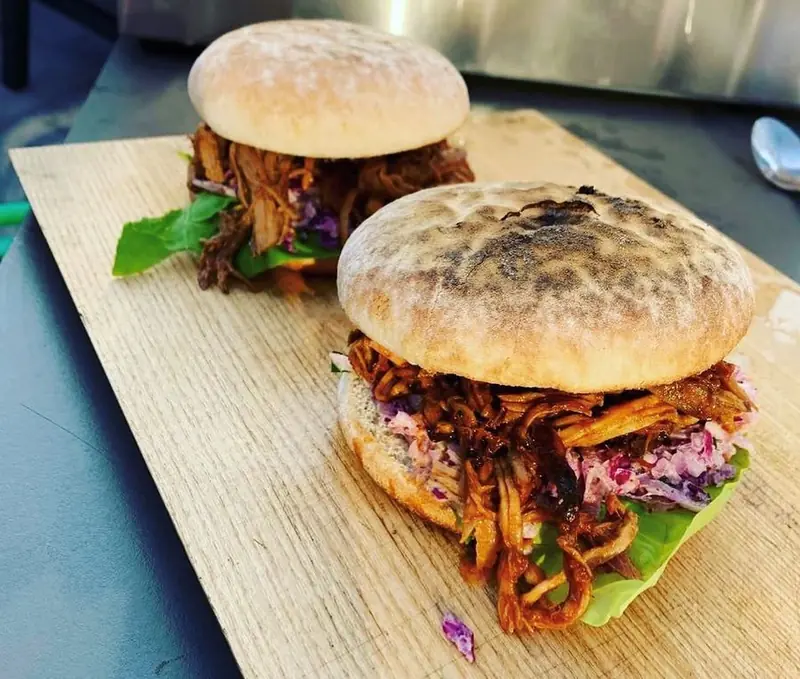 Meat And Grill Brothers, BBQ-foodtruck uit Antwerpen, te huur via Feestkarhuren.nl