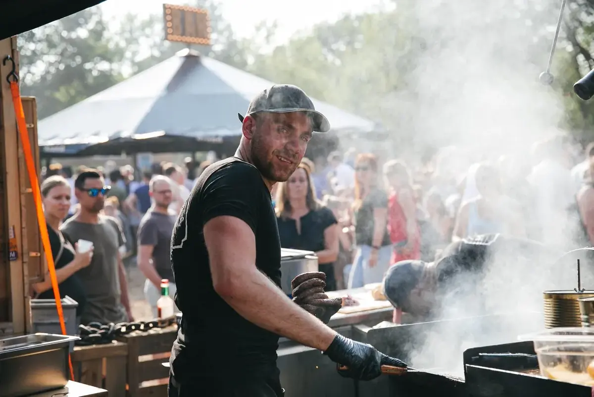 De crew van Meat-Up op een festival