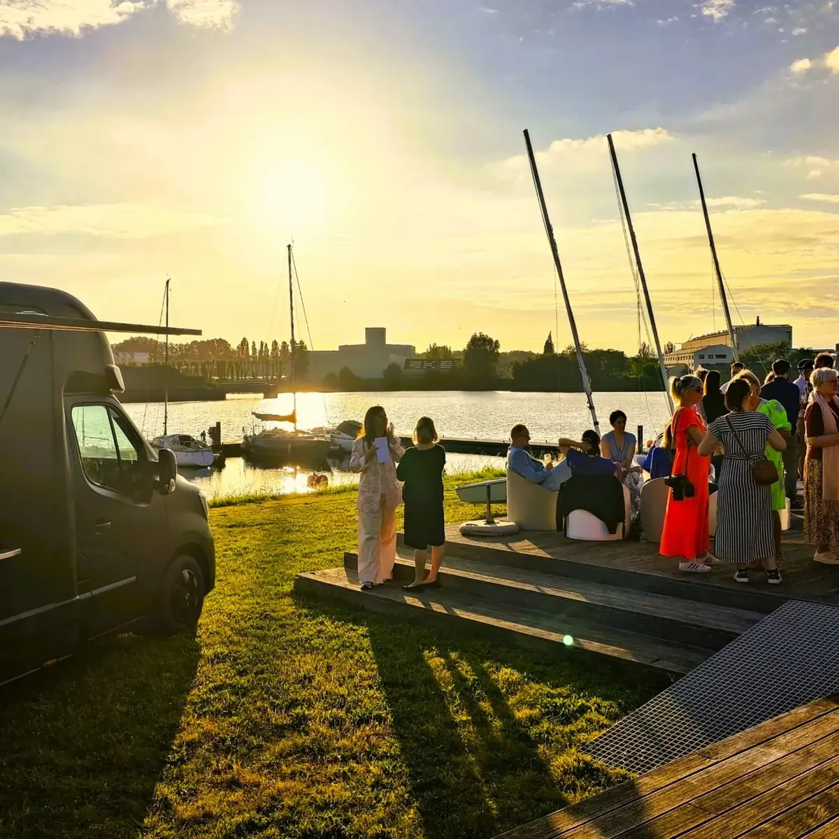 Een event van Mezaa bij zonsondergang
