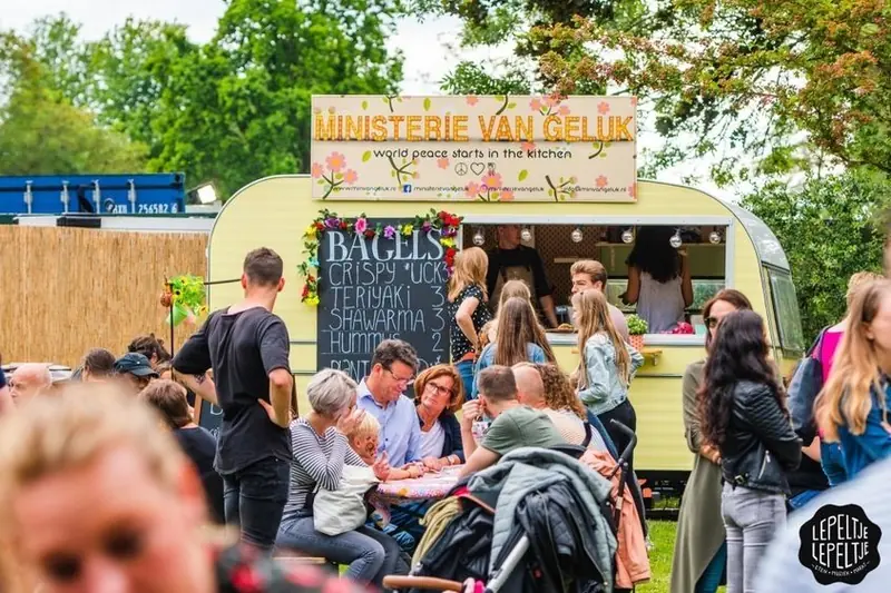 Ministerie van Geluk, vegan foodtruck uit Zuid-Holland, te huur via Feestkarhuren.nl