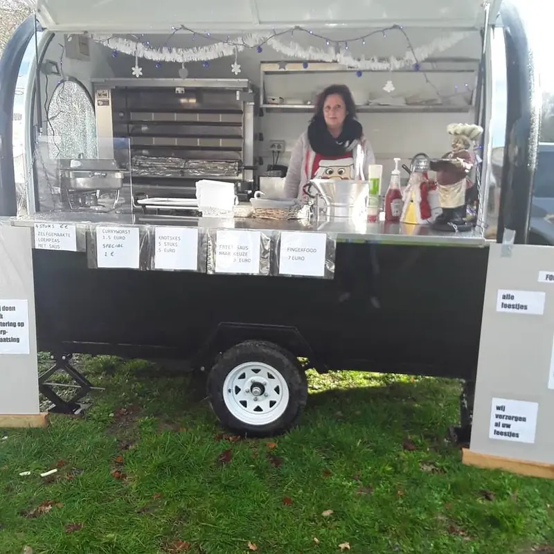 Mobiele frituur en catering op verplaatsing foodgy, BBQ-foodtruck uit Antwerpen, te huur via Feestkarhuren.nl