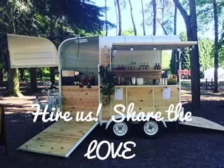 Mobiele 'Paardentrailer' Cocktailbar, mobiele cocktailbar, te huur via Feestkarhuren.nl