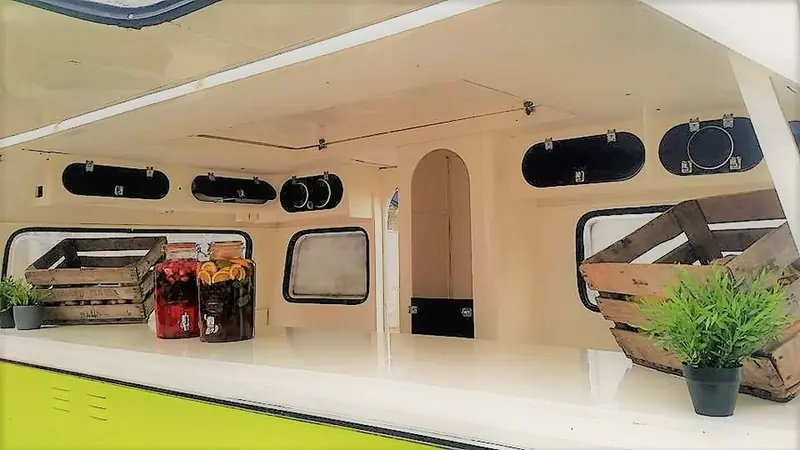 Mojito, DJ-booth op wielen, te huur via Feestkarhuren.nl