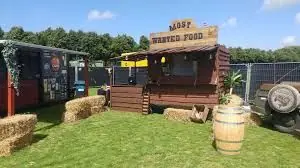 Most wanted food by woodz catering, BBQ-foodtruck, te huur via Feestkarhuren.nl