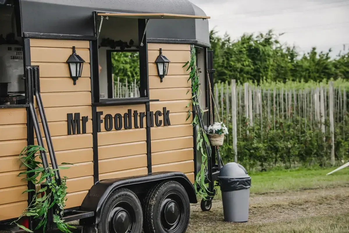 De omgebouwde paardentrailer van Mr. Foodtruck, te huur via Feestkarhuren.nl