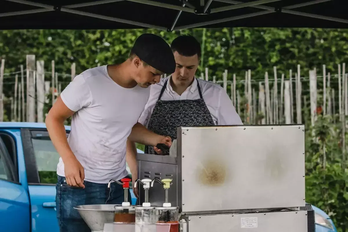 Burgers bakken bij de foodtruck van Mr. Foodtruck