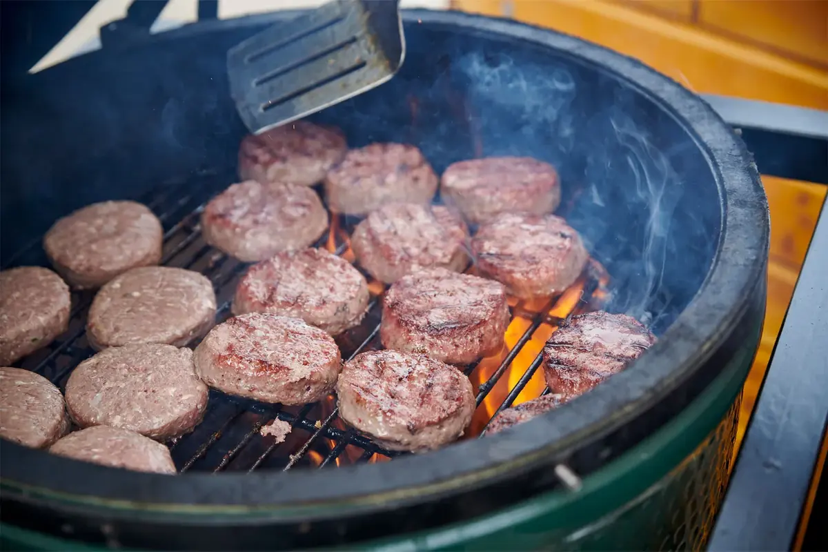 Hamburgers op de Big Green Egg van Mullers Foodtruck