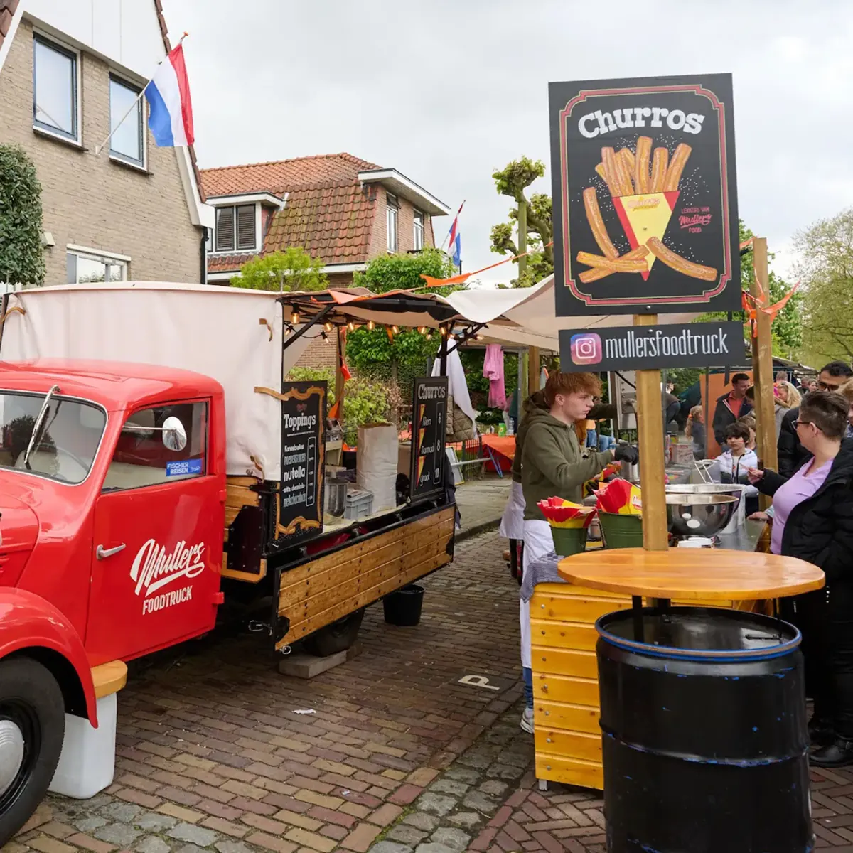 De rode foodtruck van Mullers op een evenement