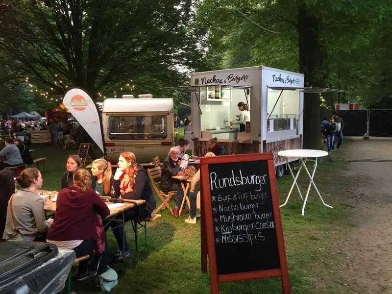 Nachos & Burgers, burgertruck uit Limburg (NL), te huur via Feestkarhuren.nl