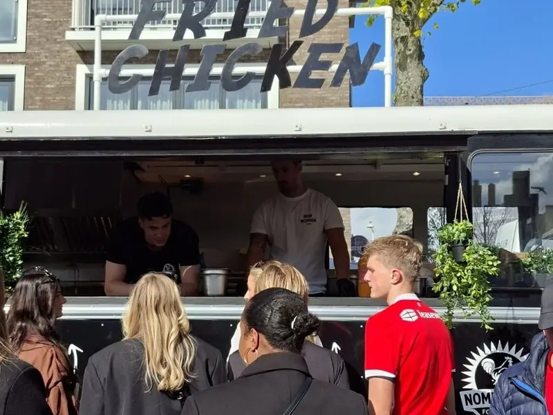 Nomnommmfood, frietfoodtruck uit Noord-Holland, te huur via Feestkarhuren.nl
