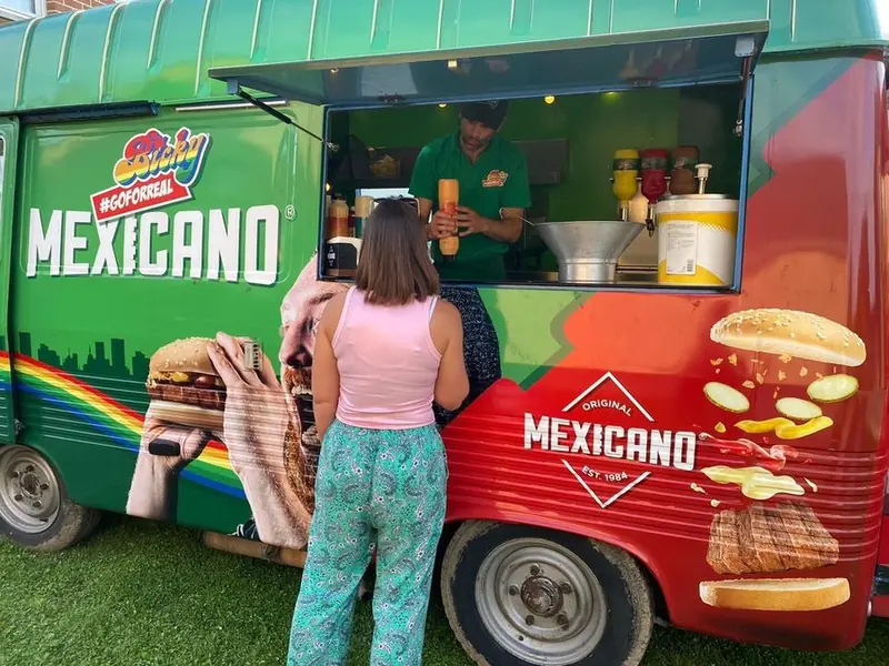 Official Bicky Foodtruck, frietfoodtruck, te huur via Feestkarhuren.nl