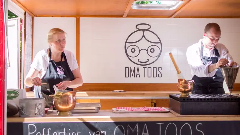 Oma Toos poffertjeskraam, foodtruck voor zoete lekkernijen, te huur via Feestkarhuren.nl