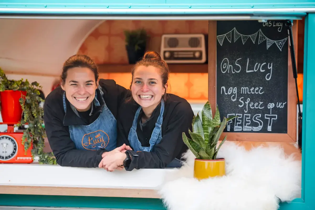 De dames van Ons Lucy in de caravan