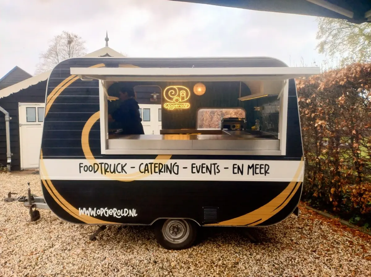 Een Adria-caravan van Opgerold