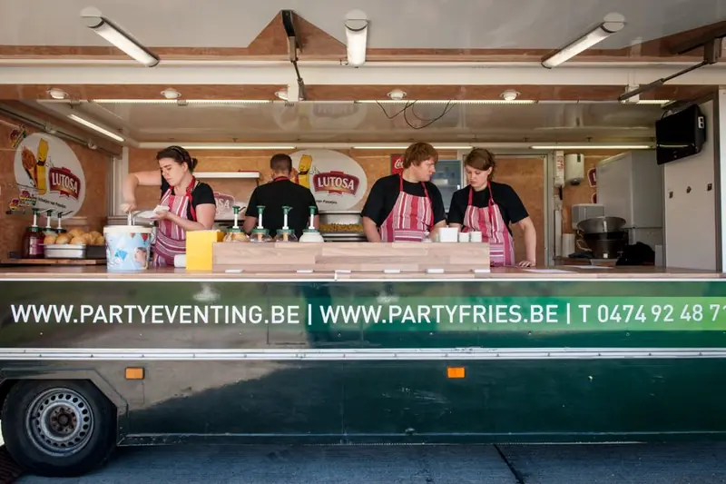 Partyfries, ijsfoodtruck uit Antwerpen, te huur via Feestkarhuren.nl